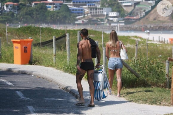 Lucas Lucco e a modelo Paula Monnerat deixaram juntos a praia