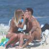 Lucas Lucco trocou beijos com a modelo Paula Monnerat na praia da Barra da Tijuca, Zona Oeste do Rio de Janeiro, na tarde desta segunda-feira, 11 de abril de 2016