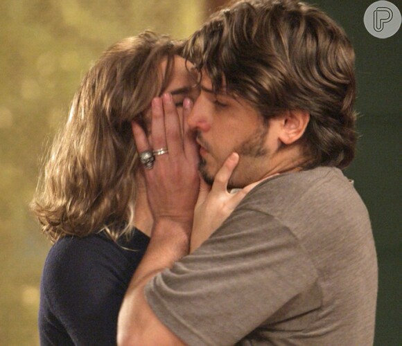Em 'Totalmente Demais', Rafael (Daniel Rocha) recusa beijo de Sofia (Priscila Steinman) ao vê-la depois de anos dada como morta