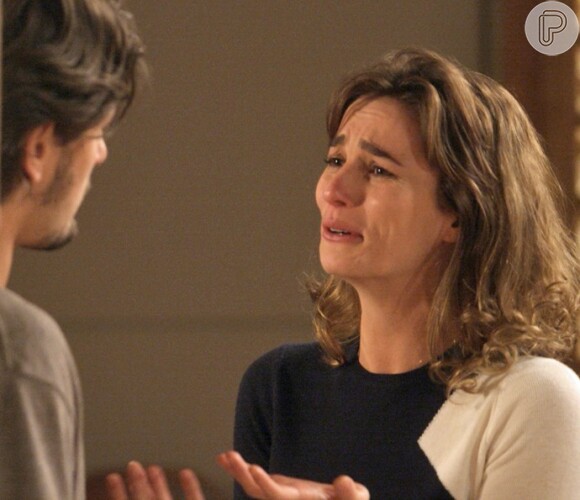 Surpresa com as perguntas, Sofia (Priscila Steinman) tenta convencer Rafael (Daniel Rocha) de que foi roubada e que levaram seu anel de noivado, mas o fotógrafo não cai no conto da vilã, em 'Totalmente Demais'