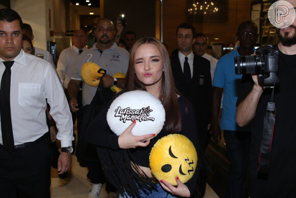 Larissa Manoela deixou a barriga de fora durante desfile do lançamento de sua coleção de bolsas em shopping de São Paulo, nesta terça-feira, 12 de abril de 2016