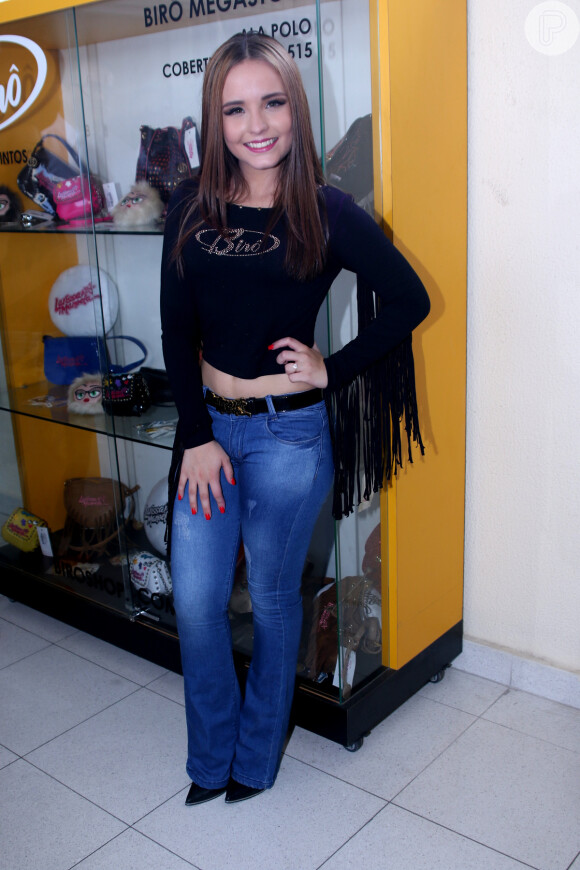 Larissa Manoela deixou a barriga de fora durante desfile do lançamento de sua coleção de bolsas em shopping de São Paulo, nesta terça-feira, 12 de abril de 2016