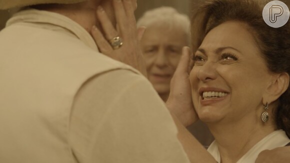 Anastácia (Eliane Giardini) se emociona ao rever Candinho (Sergio Guizé), na novela 'Êta Mundo Bom!'