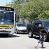 Junior, interpretado por Luiz Felipe Mello, se assusta com o ônibus que vem em sua direção