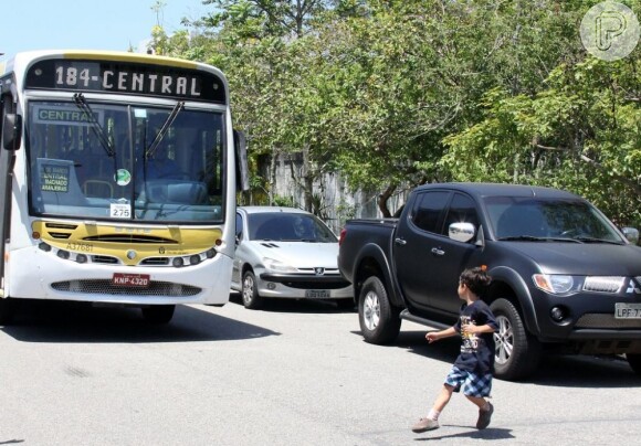 Junior, interpretado por Luiz Felipe Mello, se assusta com o ônibus que vem em sua direção