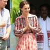 Para novo compromisso oficial na Índia, ao lado do príncipe William, Kate Middleton usa vestido popular, avaliado em R$ 375