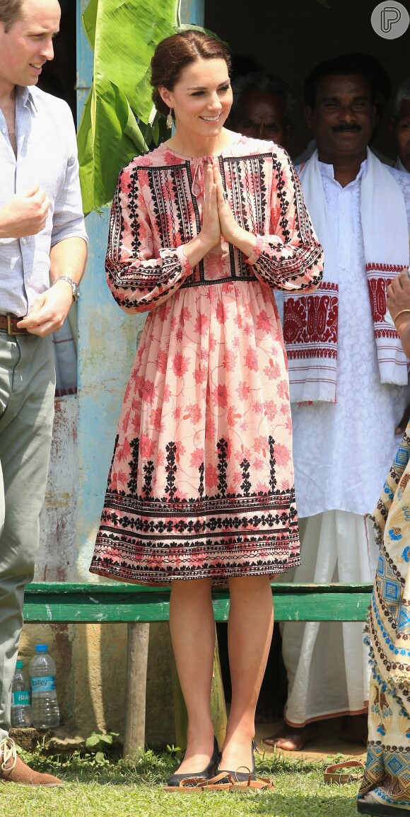 Para novo compromisso oficial na Índia, ao lado do príncipe William, Kate Middleton usa vestido popular, avaliado em R$ 375