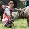 Kate Middleton dá mamadeira a filhote de rinoceronte na Índia, nesta quarta-feira, 13 de abril de 2016