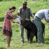 Kate Middleton e príncipe William dão mamadeira a filhotes de elefantes e rinocerontes em santuário animal na Índia, nesta quarta-feira, 13 de abril de 2016