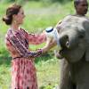 Kate Middleton dá mamadeira a filhote de elefante na Índia, nesta quarta-feira, 13 de abril de 2016