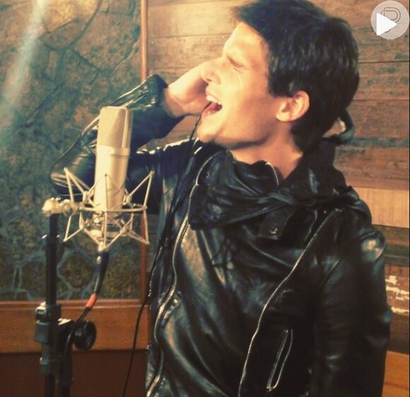 Jonatas Faro solta a voz em um estúdio do Rio de Janeiro, em 6 de outubro de 2013