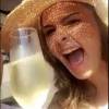 Ana Paula Renault havia alfinetado Val Marchiori volta a provocar em vídeo no Snapchat: 'Fala pra ela que eu sei segurar uma taça de champanhe, porque champanhe é uma bebida que não pode beber quente. Então, tem que segurar no pezinho da taça'