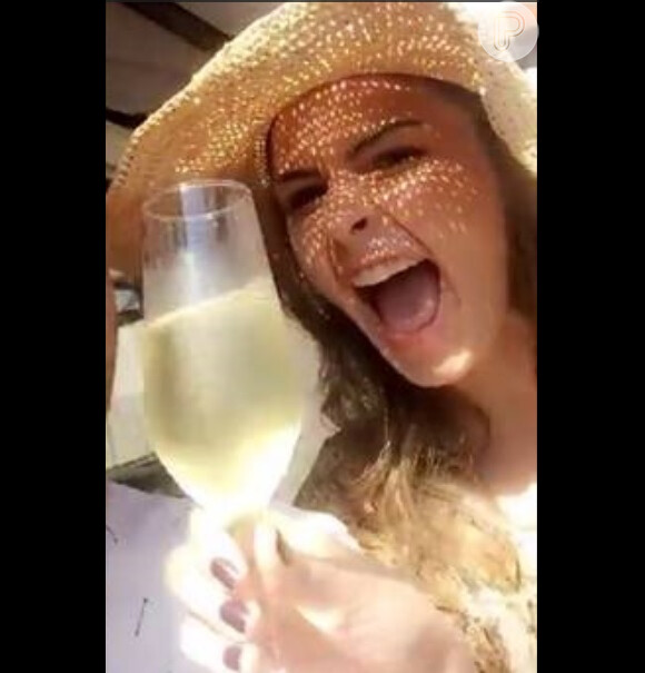 Ana Paula Renault havia alfinetado Val Marchiori volta a provocar em vídeo no Snapchat: 'Fala pra ela que eu sei segurar uma taça de champanhe, porque champanhe é uma bebida que não pode beber quente. Então, tem que segurar no pezinho da taça'