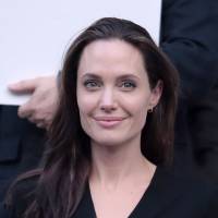 Angelina Jolie passeia com filhos, desmentindo internação por anorexia. Fotos!