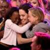 Angelina Jolie é clicada em momento em família com os filhos durante premiação do Kids´Choice Awards