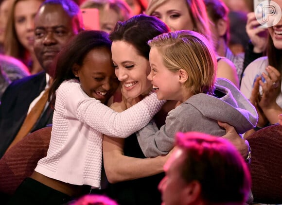 Angelina Jolie é clicada em momento em família com os filhos durante premiação do Kids´Choice Awards
