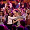 Angelina Jolie comemora prêmio com os filhos Zahara e Shiloh