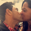 Zezé Di Camargo também deu um beijo em Graciele, sua namorada