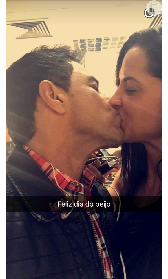 Zezé Di Camargo também deu um beijo em Graciele, sua namorada