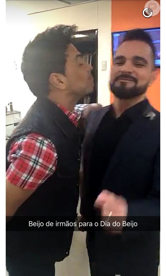 Zezé Di Camargo e Luciano se divertiram comemorando o Dia do Beijo: 'Amor de irmãos'