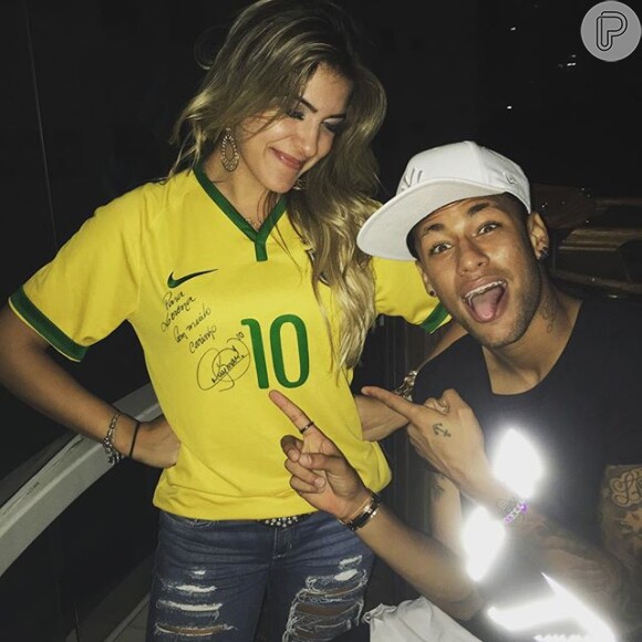 A bailarina do 'Domingão do Faustão' Lorena Improta tem sido apontada como affair de Neymar nos últimos meses, mas ele garante estar solteiro: 'Não estou nem apaixonado'