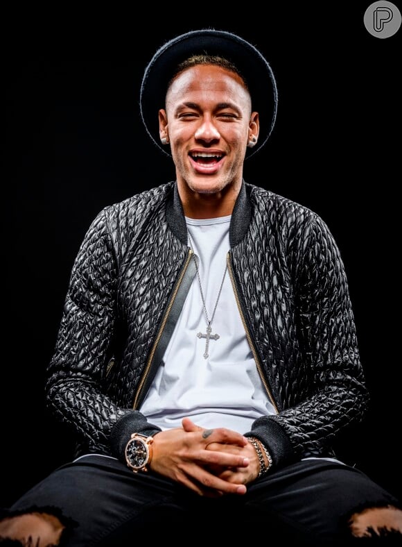 Em conversa com a revista 'Playboy', Neymar falou de sua fase solteira, afirmou que nunca namorou uma capa da revista masculina e elegeu as mulheres que considera mais bonitas