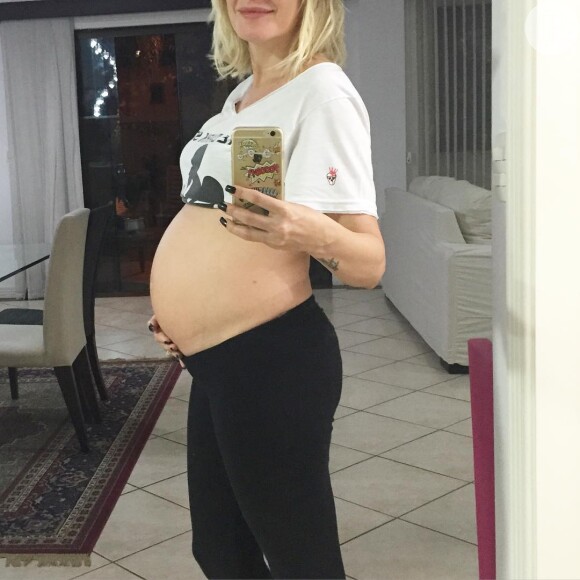 Grávida, Antonia Fontenelle mostra barrigão aos seis meses: 'Cresceu rápido'