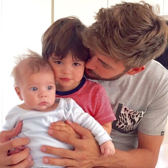 Shakira é casada com o jogador Gerard Piqué. O casal têm dois filhos, Milan e Sasha, de 3 e 1 anos