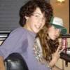 Nick Jonas postou, recentemente, uma foto ao lado de Miley Cyrus na adolescência
