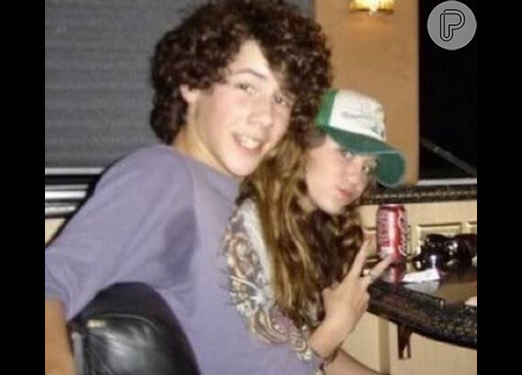 Nick Jonas postou, recentemente, uma foto ao lado de Miley Cyrus na adolescência