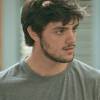 Jonatas (Felipe Simas) encontra Jojô (Giovanna Rispoli) e a leva para a casa de Arthur (Fábio Assunção), na novela 'Totalmente Demais'