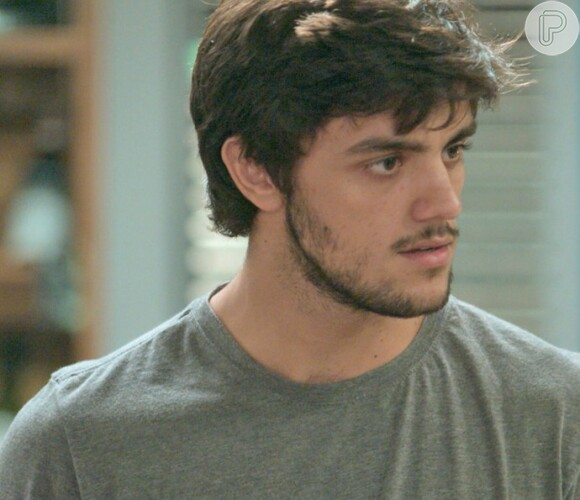 Jonatas (Felipe Simas) encontra Jojô (Giovanna Rispoli) e a leva para a casa de Arthur (Fábio Assunção), na novela 'Totalmente Demais'