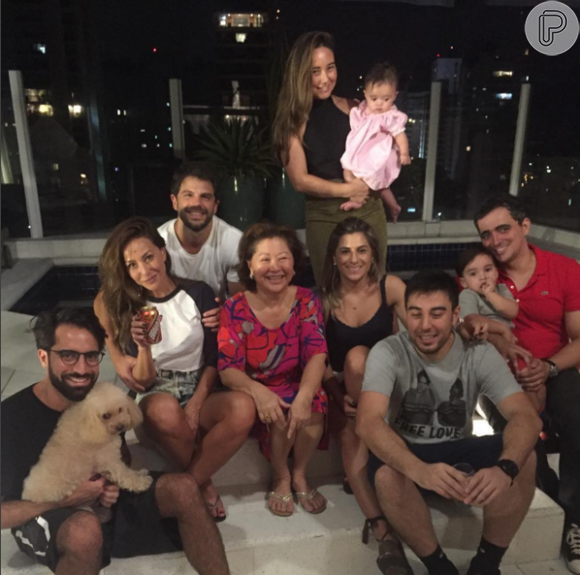 Karina Sato, irmã de Sabrina, publicou em seu Instagram uma foto em que Duda Nagle aparece reunido à familia da apresentadora