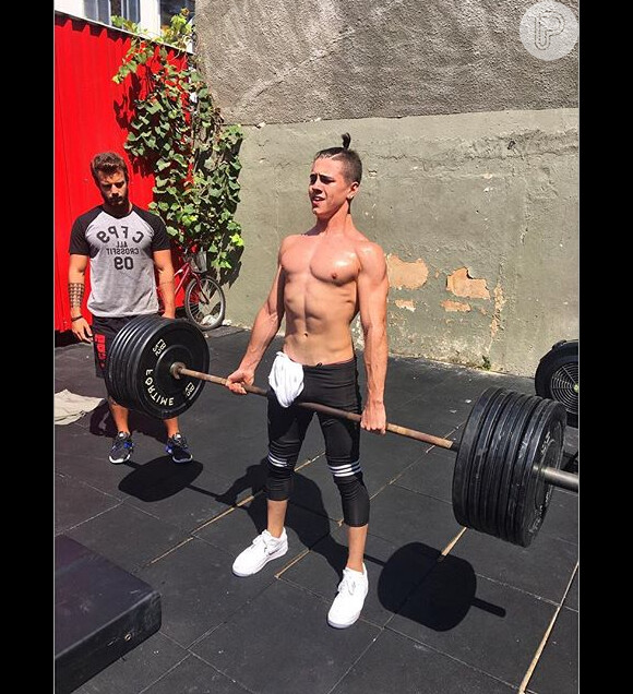 Biel postou uma foto no Instagram onde aparece pegando um peso de 100 kg