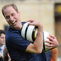 Príncipe William joga futebol no palácio de Buckingham: 'Não quebrem a janela'
