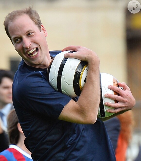Príncipe William prestigiou o primeiro jogo de futebol da história nos jardim do Palácio de Buckingham, em Londres. Ele assumiu o posto de presidente da associação de futebol do palácio nesta segunda-feira,em 7 de outubro de 2013