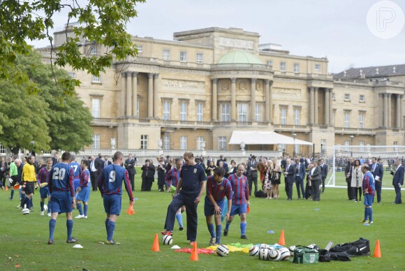 Príncipe William se divertiu durante o aquecimento do primeiro jogo de futebol no palácio de Buckingham