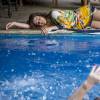 Sofia (Priscila Steinman) fingiu um desmaio para jogar Eliza (Marina Ruy Barbosa) na piscina, na novela 'Totalmente Demais'