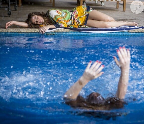 Sofia (Priscila Steinman) fingiu um desmaio para jogar Eliza (Marina Ruy Barbosa) na piscina, na novela 'Totalmente Demais'