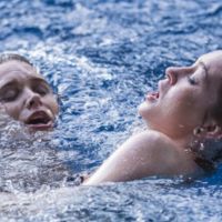 'Totalmente Demais': Cassandra tenta salvar Eliza e quase se afoga também. Fotos