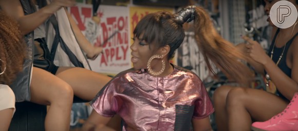 No clipe de '24 Horas por Dia', lançado no final de 2015, Ludmilla surgiu com os cabelos lisos em um rabo de cavalo e ainda apostou em um aplique de franja