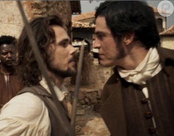 Xavier (Bruno Ferrari) e Rubião (Mateus Solano) sacam as espadas em discussão que começa por causa de Joaquina (Andreia Horta), na novela 'Liberdade, Liberdade', em 15 de abril de 2016