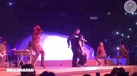 Rihanna sensualizou com Drake durante um show na Air Canada Centre em Toronto, no Canadá, na noite de quinta-feira, 14 de abril de 2016