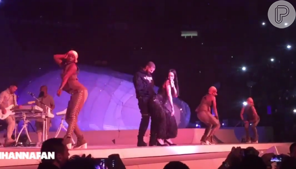 Rihanna recebeu o rapper Drake e repetiu a performance ousada do clipe 'Work'