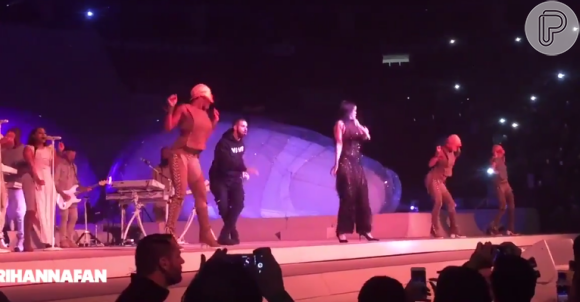 Rihanna recebeu o rapper Drake durante um show na Air Canada Centre em Toronto, no Canadá