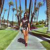Bruna Marquezine escolheu um look confortável para o Coachella: short jeans, tênis e camiseta
