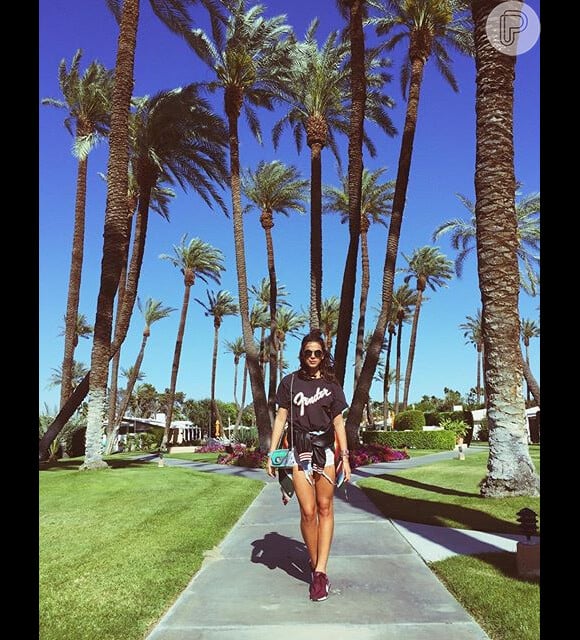 Bruna Marquezine escolheu um look confortável para o Coachella: short jeans, tênis e camiseta