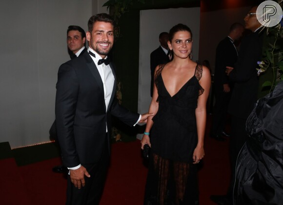 Cauã Reymond apareceu pela primeira vez em público com a nova namorada, Mariana Goldfarb, no baile da amfAR, nesta sexta-feira, 15 de abril de 2016