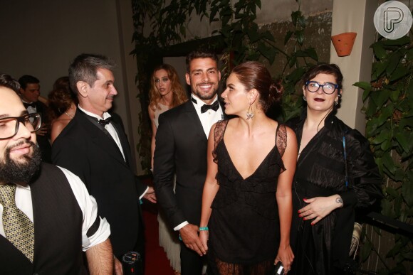 Cauã Reymond apareceu pela primeira vez em público com a nova namorada, Mariana Goldfarb, no baile da amfAR, nesta sexta-feira, 15 de abril de 2016