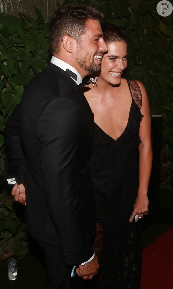 Cauã Reymond apareceu pela primeira vez em público com a nova namorada, Mariana Goldfarb, no baile da amfAR, nesta sexta-feira, 15 de abril de 2016